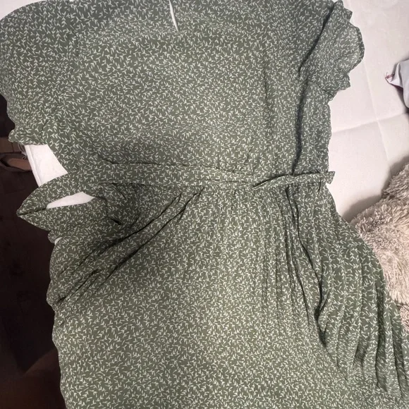 Light Olive Leaf Print Pleated Maternity Midi Dress - Picture 5 of 6